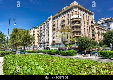 Palermo, italien 20. august 2025: Wohngebäude mit Balkonen und Markisen stehen entlang einer von Bäumen gesäumten Straße mit Hecken in palermo, sizilien, italien Stockfoto