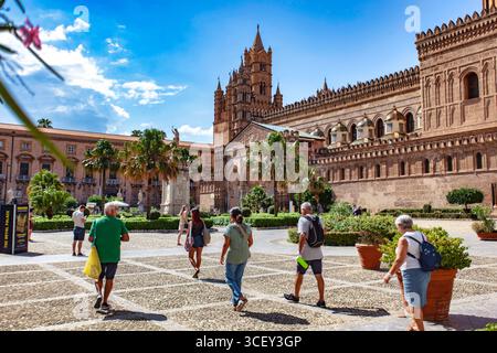 Palermo, italien 20. august 2025: Touristen gehen vor der Kathedrale von palermo in sizilien, einem berühmten Wahrzeichen und Touristenattraktion in italien Stockfoto