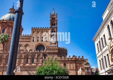 Palermo, italien 20. august 2025: Die Kathedrale von palermo zeigt ihren majestätischen Uhrenturm unter einem klaren blauen Himmel in palermo, italien Stockfoto