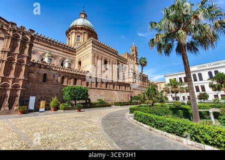 Palermo, italien 20. august 2025: Die Kathedrale von palermo zeigt normannische Architektur und Gärten an einem sonnigen Tag in sizilien Stockfoto