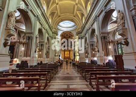Palermo, italien 20. august 2025: Touristen besuchen die Kathedrale von palermo in sizilien, italien, bewundern die Architektur und religiöse Kunst Stockfoto