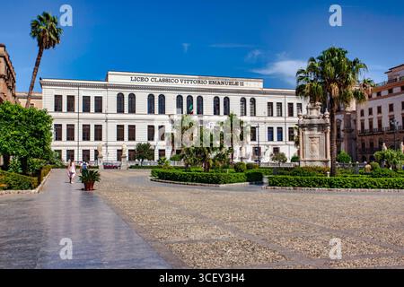 Palermo, italien 20. august 2025: Klassische Architektur des Gymnasiums vittorio emanuele II auf der piazza sett'angeli, palermo Stockfoto