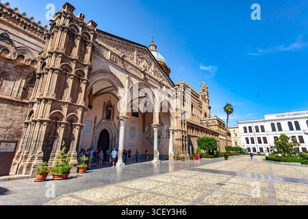 Palermo, italien 20. august 2025: Touristen besuchen die Kathedrale von palermo unter dem blauen Himmel eines Sommertages Stockfoto