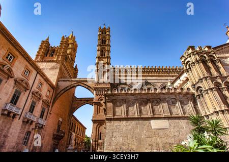 Palermo, italien 20. august 2025: Die Kathedrale von palermo zeigt ihre normannische Architektur, Bögen und Glockentürme unter blauem Himmel Stockfoto