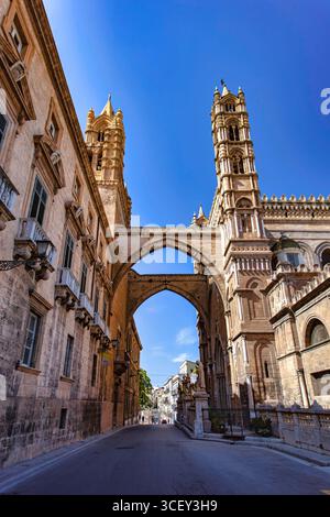 Palermo, italien 20. august 2025: Architektonische Details der Bögen, die die Kathedrale von palermo mit ihren Glockentürmen verbinden, in sizilien, italien Stockfoto