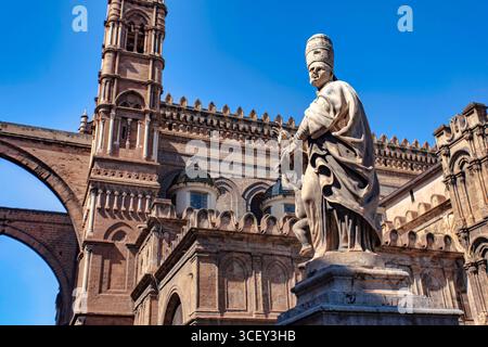 Palermo, italien 20. august 2025: Statue vor der Kathedrale von palermo in sizilien, italien, erhebt sich vor einem leuchtend blauen Himmel Stockfoto