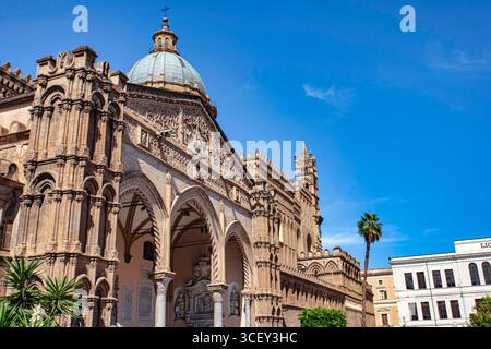 Palermo, italien 20. august 2025: Die Kathedrale von palermo zeigt ihre normannische Architektur und Kuppel unter einem klaren blauen Sommerhimmel Stockfoto