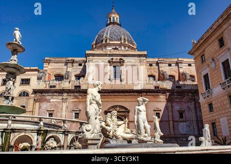 Palermo, italien 20. august 2025: Der mit Skulpturen geschmückte pretoria-Brunnen schmückt die piazza pretoria in palermo, italien, unter dem Blick einer majestätischen Kuppel Stockfoto