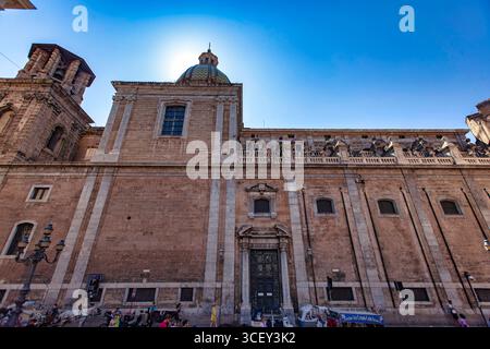 Palermo, italien 20. august 2025: Die majestätische Kirche san domenico in palermo, italien, zeigt ihre architektonische Pracht und historische Bedeutung Stockfoto
