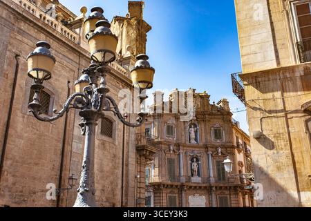 Palermo, italien 20. august 2025: Prunkvolle Straßenlaterne vor der historischen Barockarchitektur in palermo, sizilien, italien Stockfoto
