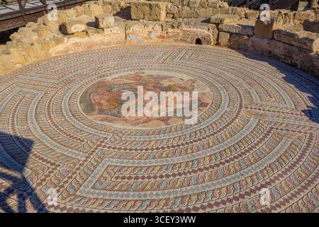 Paphos, Zypern - 11. Oktober. 2017: Gut erhaltene Mosaike im Haus Theseus: Theseus tötet den Minotauren. Der Archäologische Park, Südzypern Stockfoto