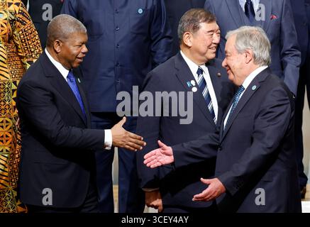 Yokohama, Kanagawa, Japan. August 2025. Der angolanische Präsident Joao Lourenco (L) begrüßt den Generalsekretär der Vereinten Nationen Antonio Guterres (R) nach einer Fotosession für die Internationale Konferenz über afrikanische Entwicklung (TICAD IX) in Tokio, in Yokohama, in der Nähe von Tokio, Japan, am 20. August 2025. Rund 50 afrikanische staaten und internationale Organisationen nehmen an der dreitägigen TICAD IX Teil. (Credit Image: © POOL via ZUMA Press Wire) NUR REDAKTIONELLE NUTZUNG! Nicht für kommerzielle ZWECKE! Stockfoto