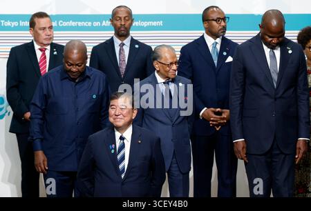 Yokohama, Kanagawa, Japan. August 2025. Der japanische Premierminister Shigeru Ishiba (Front) lächelt, als er zu einer Fotosession für die Internationale Konferenz für afrikanische Entwicklung (TICAD IX) von Tokio am 20. August 2025 in Yokohama in der Nähe von Tokio, Japan, kommt. Rund 50 afrikanische staaten und internationale Organisationen nehmen an der dreitägigen TICAD IX Teil. (Credit Image: © POOL via ZUMA Press Wire) NUR REDAKTIONELLE NUTZUNG! Nicht für kommerzielle ZWECKE! Stockfoto
