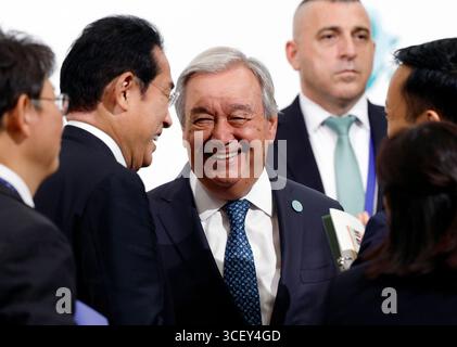Yokohama, Kanagawa, Japan. August 2025. UNO-Generalsekretär Antonio Guterres (C) lächelt mit dem ehemaligen japanischen Premierminister Fumio Kishida (2-L) nach einer Fotosession für die Internationale Konferenz über afrikanische Entwicklung (TICAD IX) in Tokio, in Yokohama, in der Nähe von Tokio, Japan, am 20. August 2025. Rund 50 afrikanische staaten und internationale Organisationen nehmen an der dreitägigen TICAD IX Teil. (Credit Image: © POOL via ZUMA Press Wire) NUR REDAKTIONELLE NUTZUNG! Nicht für kommerzielle ZWECKE! Stockfoto