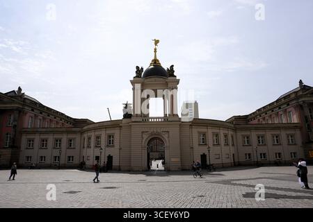 Blick auf die historische preußische Fassade und das Wahrzeichen Fortuna Portal des Potsdamer Stadtschlosses am Alten Marktplatz Stockfoto