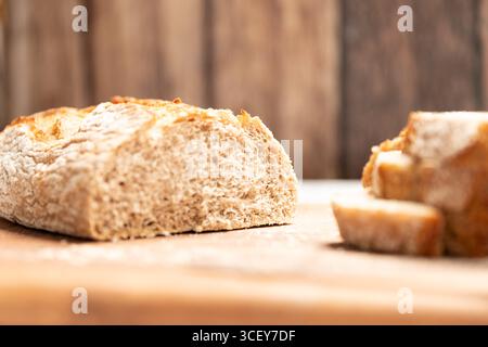Handwerkliche Buchweizen-Brotscheiben auf hölzernem Hintergrund Stockfoto