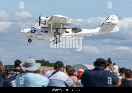 1943 Consolidated PBY-5A Catalina, Ankunft bei RAF Fairford für die Royal International Air Tattoo 2025. Stockfoto