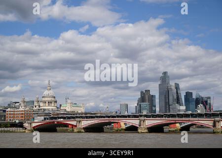 Southwark Bridge über die Themse mit St. Paul's Cathedral und den Wolkenkratzern der City of London im Hintergrund. Southwark Bridge, London Stockfoto