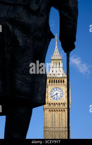 Big Ben durch die Winston Churchill Statue gesehen. Der Uhrenturm des Palace of Westminster wird offiziell Elizabeth Tower genannt, zusammen mit Big Ben Stockfoto