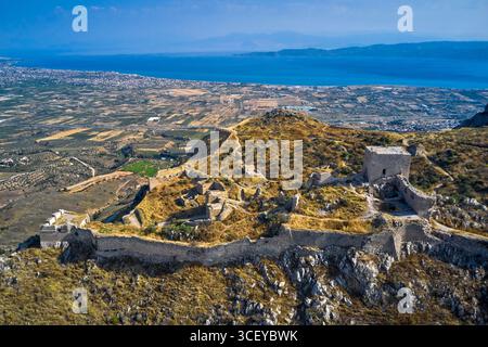 Griechenland, Peloponnes, Korinth, Ort der Akropolis, Luftaufnahme der Zitadelle des antiken Korinth Stockfoto