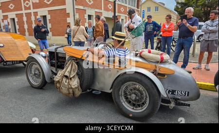 Old-Timer MG Cabriolet Street Show auf dem jährlichen Festival Belle Epoque Soulac 1900. Juni 2025. Soulac-sur-Mer, Frankreich. Stockfoto