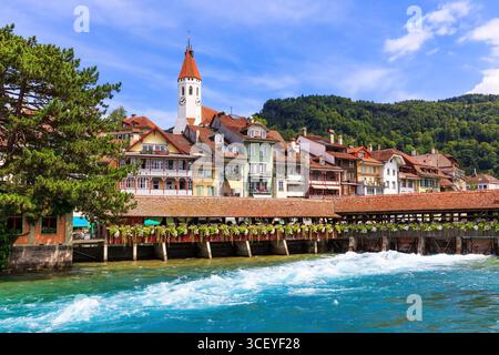 Thun, Schweiz. Altstadt von Thun und Fluss Aare. Stockfoto