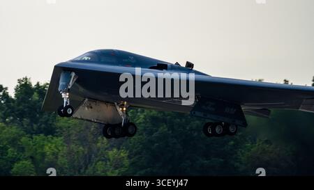 Ein Flugzeug der US Air Force B-2 Spirit startet am 19. August 2025 auf der Whiteman Air Force Base in Missouri. Die B-2 kann schwer verteidigt eindringen Stockfoto