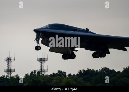 Ein Flugzeug der US Air Force B-2 Spirit startet am 19. August 2025 auf der Whiteman Air Force Base in Missouri. Der 509. Bombenflügel und seine Flotte von B-2-Flugzeugen Stockfoto