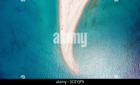 Blick aus der Vogelperspektive auf den goldenen Sandstrand und das türkisfarbene Wasser in Kassandra, Griechenland Stockfoto