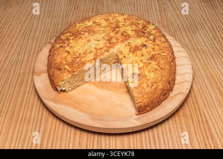 Kartoffelomelett mit goldener, knuspriger Spitze an den Rändern, die die charakteristische geröstete Farbe des perfekten Garens zeigt Stockfoto