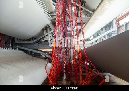 Die Rotorblätter von Windturbinen wurden in speziellen Befestigungselementen auf dem Deck des Schiffes für den Transport auf dem Schiff angekettet. Stockfoto