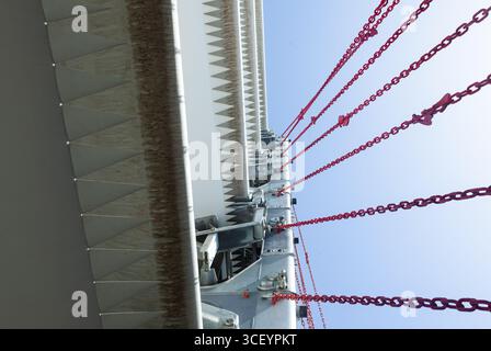 Die Rotorblätter von Windturbinen wurden in speziellen Befestigungselementen auf dem Deck des Schiffes für den Transport auf dem Schiff angekettet. Stockfoto