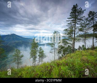 Der Lake Toba in Nord-Sumatra, Indonesien, ist ein atemberaubendes Reiseziel, das die natürliche Schönheit der Region zeigt Stockfoto