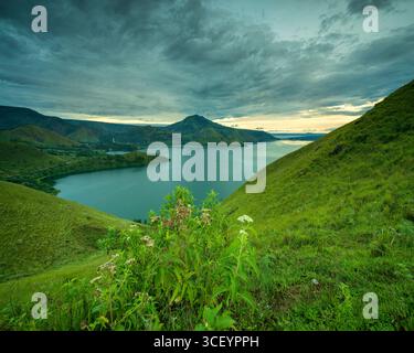 Der Lake Toba in Nord-Sumatra, Indonesien, ist ein atemberaubendes Reiseziel, das die natürliche Schönheit der Region zeigt Stockfoto