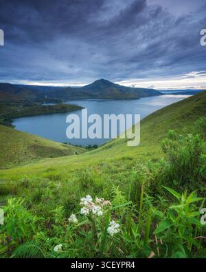 Der Lake Toba in Nord-Sumatra, Indonesien, ist ein atemberaubendes Reiseziel, das die natürliche Schönheit der Region zeigt Stockfoto