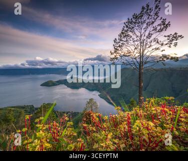 Der Lake Toba in Nord-Sumatra, Indonesien, ist ein atemberaubendes Reiseziel, das die natürliche Schönheit der Region zeigt Stockfoto