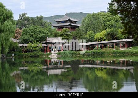 Taiyuan, Chinas Provinz Shanxi. August 2025. Besucher besuchen den Jinci-Tempel in Taiyuan, nordchinesische Provinz Shanxi, 7. August 2025. UM ZU 'Across China: Historischer Frühling sieht Wiederbelebung nach Öko-Restaurierung, Kohlebergbau-Schließungen' Credit: Zhan Yan/Xinhua/Alamy Live News Stockfoto