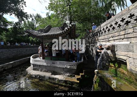 Taiyuan, Chinas Provinz Shanxi. August 2025. Besucher besuchen die Nanlao-Quelle am Jinci-Tempel in Taiyuan, nordchinesischer Provinz Shanxi, 7. August 2025. UM ZU 'Across China: Historischer Frühling sieht Wiederbelebung nach Öko-Restaurierung, Kohlebergbau-Schließungen' Credit: Zhan Yan/Xinhua/Alamy Live News Stockfoto