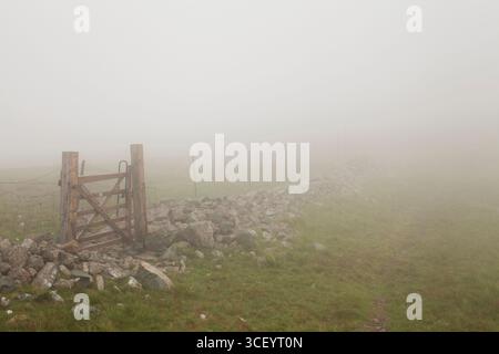 Ein Tor in einem Drahtzaun nahe dem Gipfel des Haycock, im englischen Lake District Stockfoto