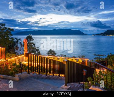 Der Lake Toba in Nord-Sumatra, Indonesien, ist ein atemberaubendes Reiseziel, das die natürliche Schönheit der Region zeigt Stockfoto
