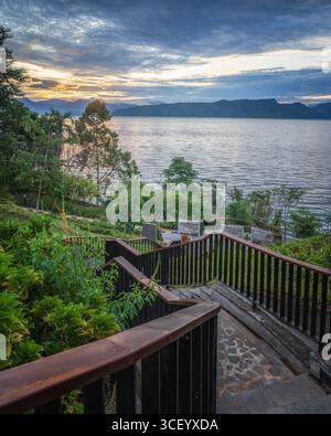 Der Lake Toba in Nord-Sumatra, Indonesien, ist ein atemberaubendes Reiseziel, das die natürliche Schönheit der Region zeigt Stockfoto