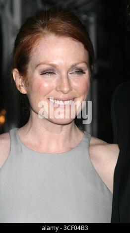 Julianne Moore bei „First Look“, der großen Wiedereröffnung des New Museum in New York City - 28. November 2007 Stockfoto