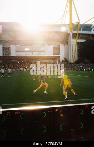Dortmund, Deutschland. August 2025. Dortmund, Deutschland, 19. August 2025 Spieler des BVB beim Aufwärmen bei Sonnenuntergang vor dem Signal Iduna Park während des DFB-Pokal-Play-offs-Spiels zwischen Borussia Dortmund und Borussia Mönchengladbach im Stadion Rote Erde in Dortmund. (Gabor Baumgarten/SPP) Credit: SPP Sport Press Photo. /Alamy Live News Stockfoto