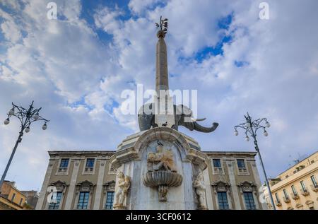 Catania Cityscape: Blick auf den Elefantenbrunnen in Sizilien, Süditalien. Stockfoto