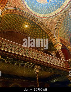 Reich verziertes Inneres der spanischen Synagoge, Jüdisches Museum, jüdisches Viertel in Prag Stockfoto