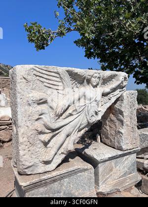 Sieg in Stein gemeißelt – die alte Göttin Nike in Ephesus Stockfoto