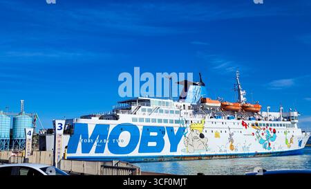 Blick auf die Moby Lines Fähre im Hafen für das Einsteigen von Passagieren. Im Hintergrund - blauer Himmel. September 2025. Livorno, Italien. Stockfoto