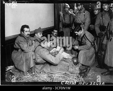 Französische Soldaten spielten 1923 in Essen Karten, um einen Moment der Freizeit während der Nachkriegszeit festzuhalten. Stockfoto