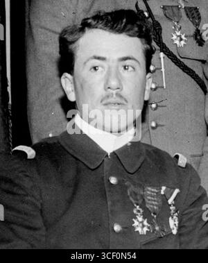 Dieses Bild vom 8. März 1917 zeigt einige prominente Militärangehörige, darunter Enseigne de vaisseau Regnard und andere Mitglieder der französischen Luftwaffe im Aéro-Club. Die Gruppe besteht aus Captain Paquignon, Leutnant Ducas, Lieutenant Deullin und anderen angesehenen Offizieren. Stockfoto