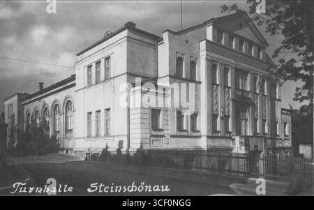 Das Gebäude des Turnvereins in Kamenický Šenov, Tschechien, wurde nach dem Wiederaufbau auf einer Postkarte von 1925 gezeigt. Das ursprüngliche Gebäude stammt aus dem Jahr 1895. Stockfoto